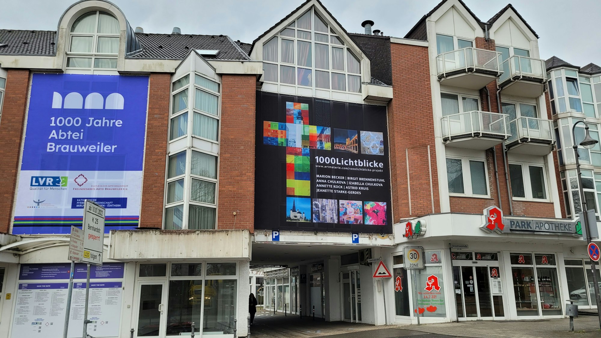 Die Geschäfte im Erdgeschoss sind verwaist, ebenso das Hotel in den oberen Stokwerken.