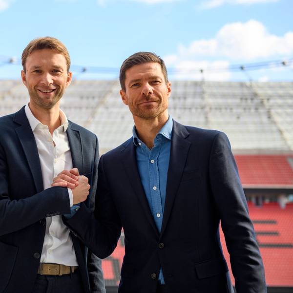 Leverkusens Sportdirektor Simon Rolfes (l.) und Cheftrainer Xabi Alonso auf der Tribüne in der Bay-Arena.