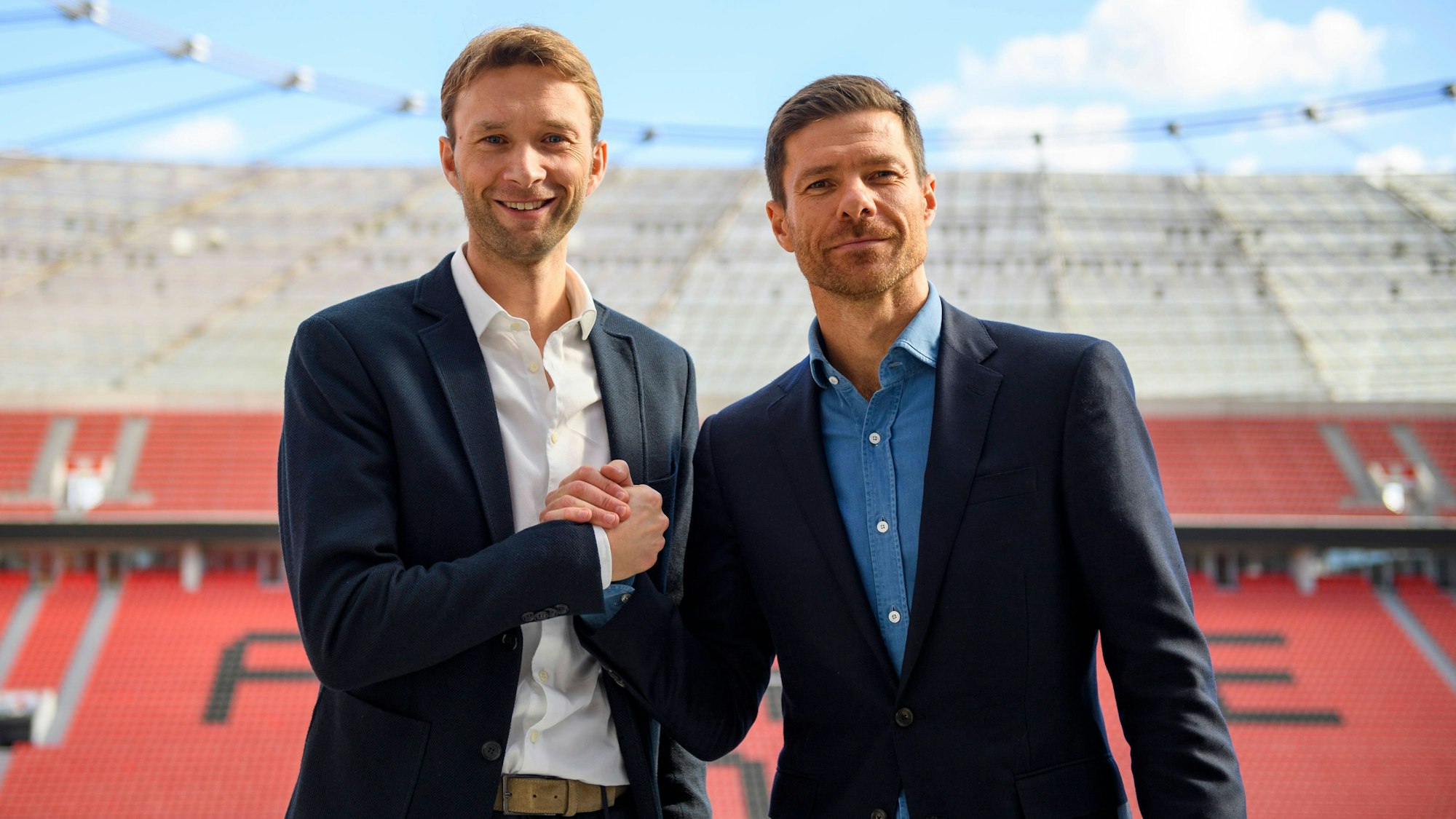 Leverkusens Sportdirektor Simon Rolfes (l.) und Cheftrainer Xabi Alonso auf der Tribüne in der Bay-Arena.