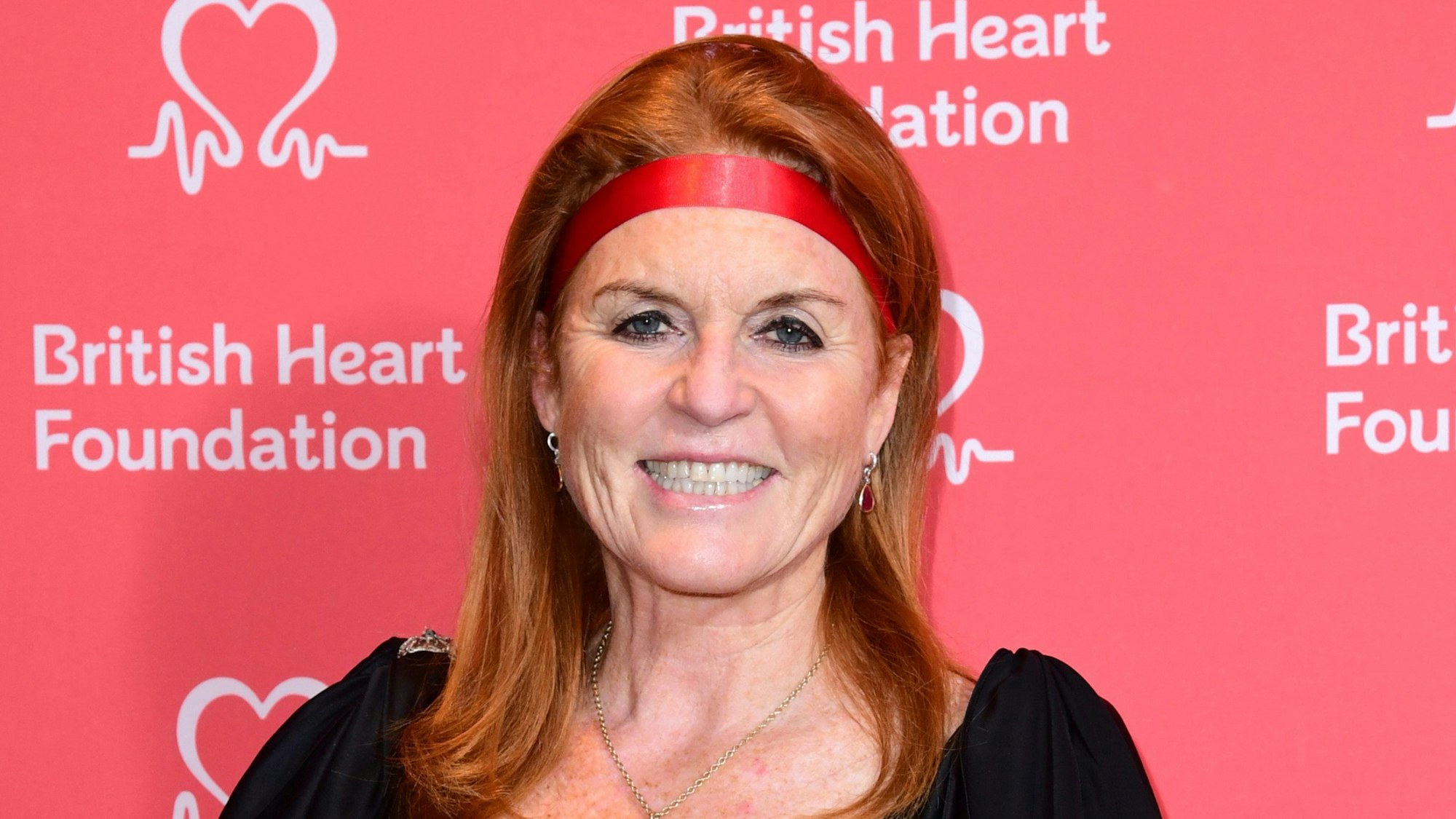 Sarah „Fergie“ Ferguson posiert für Fotografen.