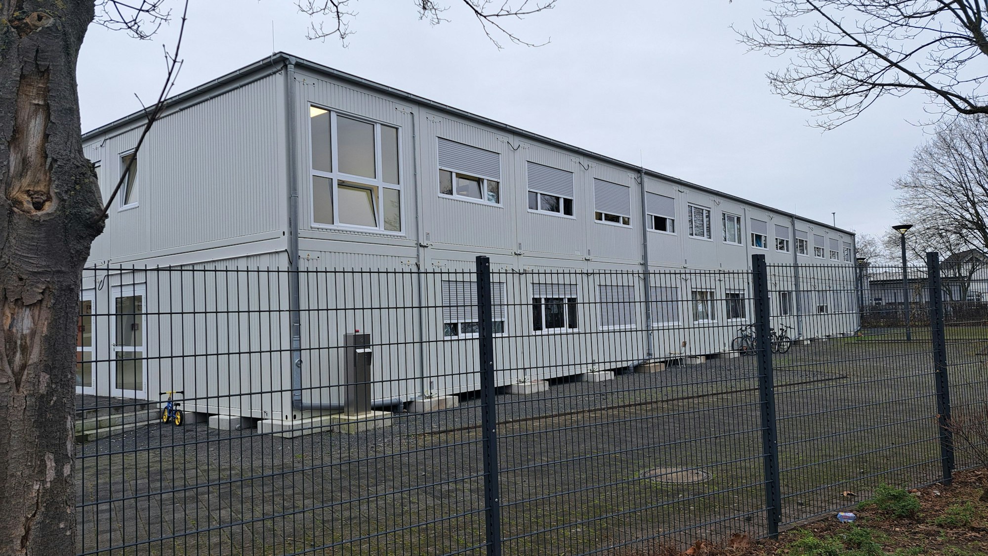 Auf dem Grundstück des ehemaligen Baumarktes Mobau Klein steht eine zweigeschossige Flüchtlingsunterkunft aus Containern.