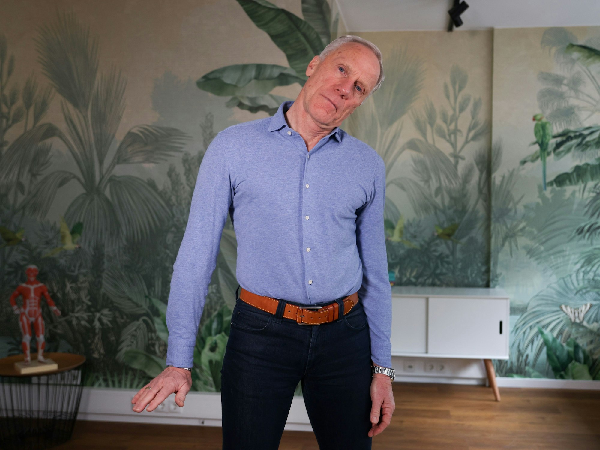 Ingo Froböse zeigt die Übung Nacken dehnen.