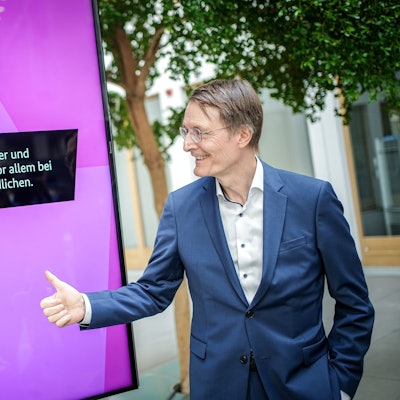 Karl Lauterbach (SPD), Bundesminister für Gesundheit, steht im Sommer 2023 neben einem Plakat, das zu einer Aufklärungs-Kampagne zu Cannabis-Gefahren gehört.