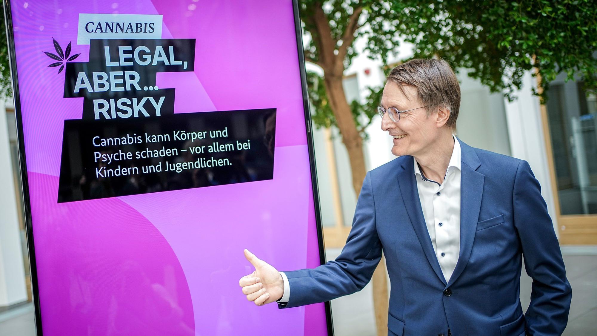 Karl Lauterbach (SPD), Bundesminister für Gesundheit, steht im Sommer 2023 neben einem Plakat, das zu einer Aufklärungs-Kampagne zu Cannabis-Gefahren gehört.