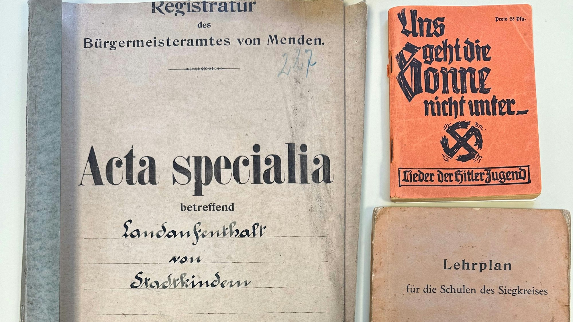 Alte Akten zum Thema Jugend, unter anderem ein Buch mit Liedern für die Hitler-Jugend.