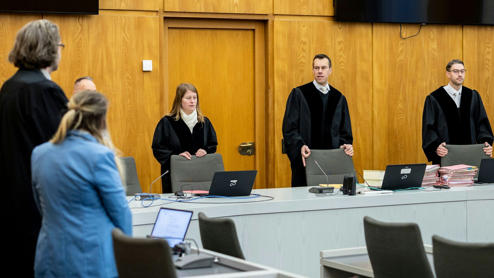 Simon Assenmacher (2.v.r.), Vorsitzender Richter am Landgericht, eröffnet die Verhandlung.