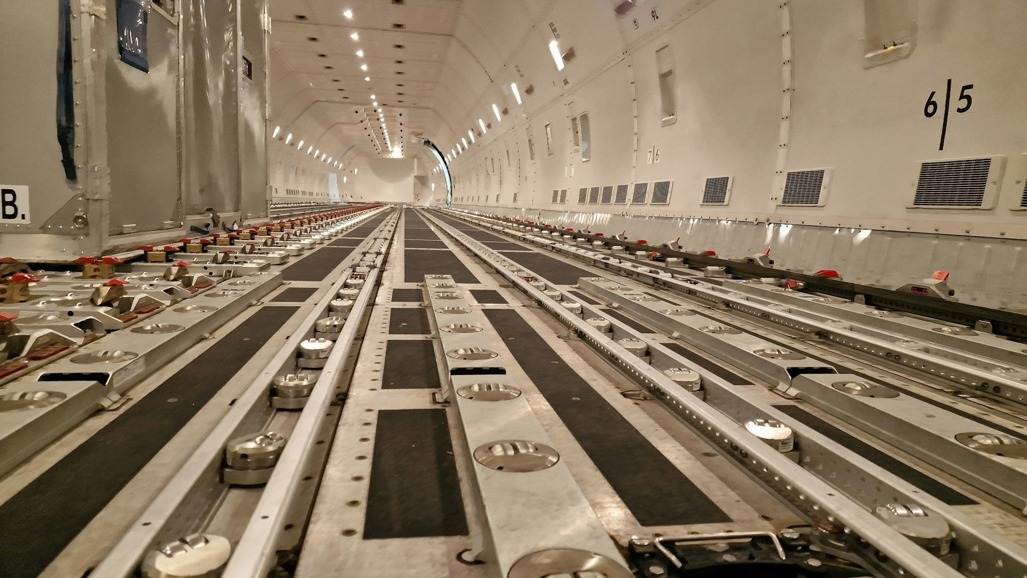 Der Frachtraum der Boeing 747-8.