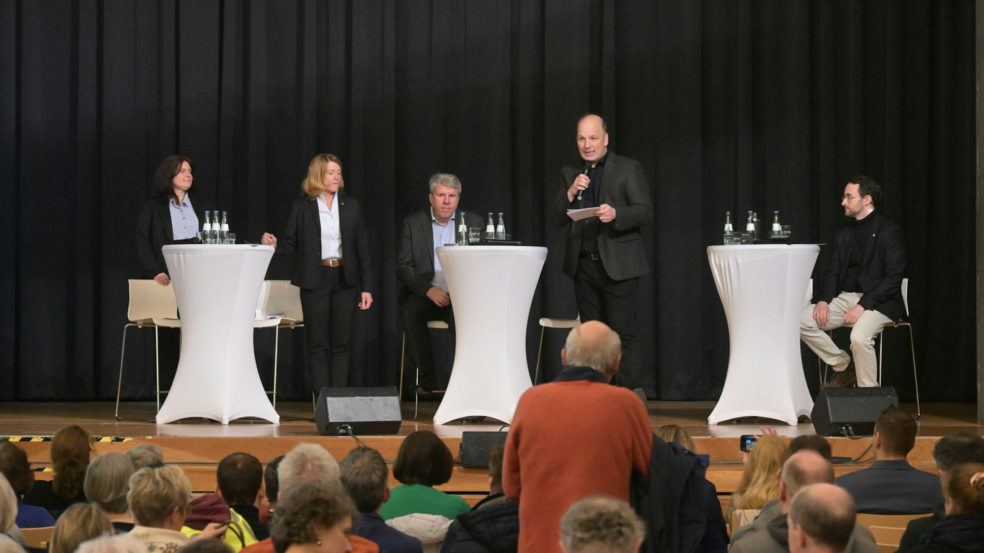 Das Foto zeigt die Info-Veranstaltung der Stadt Rösrath zu Container-Anlage für Flüchtlinge.