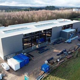 Luftaufnahme einer im Bau befindlichen Industriehalle im Gewerbegebiet Zingsheim-Süd.