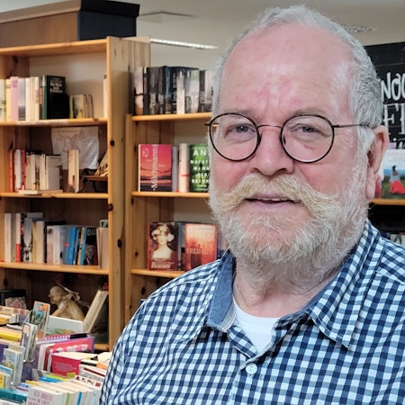 Frank-Peter Twilling leitet in Waldbröl das „Kaufhaus für Alle“, eine soziale Einrichtung der Evangelischen Kirchengemeinde in der Marktstadt. Im September vergangenen Jahres wurde er in seinem Büro angegriffen, hatte die Sache aber schnell im Griff. Unser Foto zeigt den 58-Jährigen im Kaufhaus.