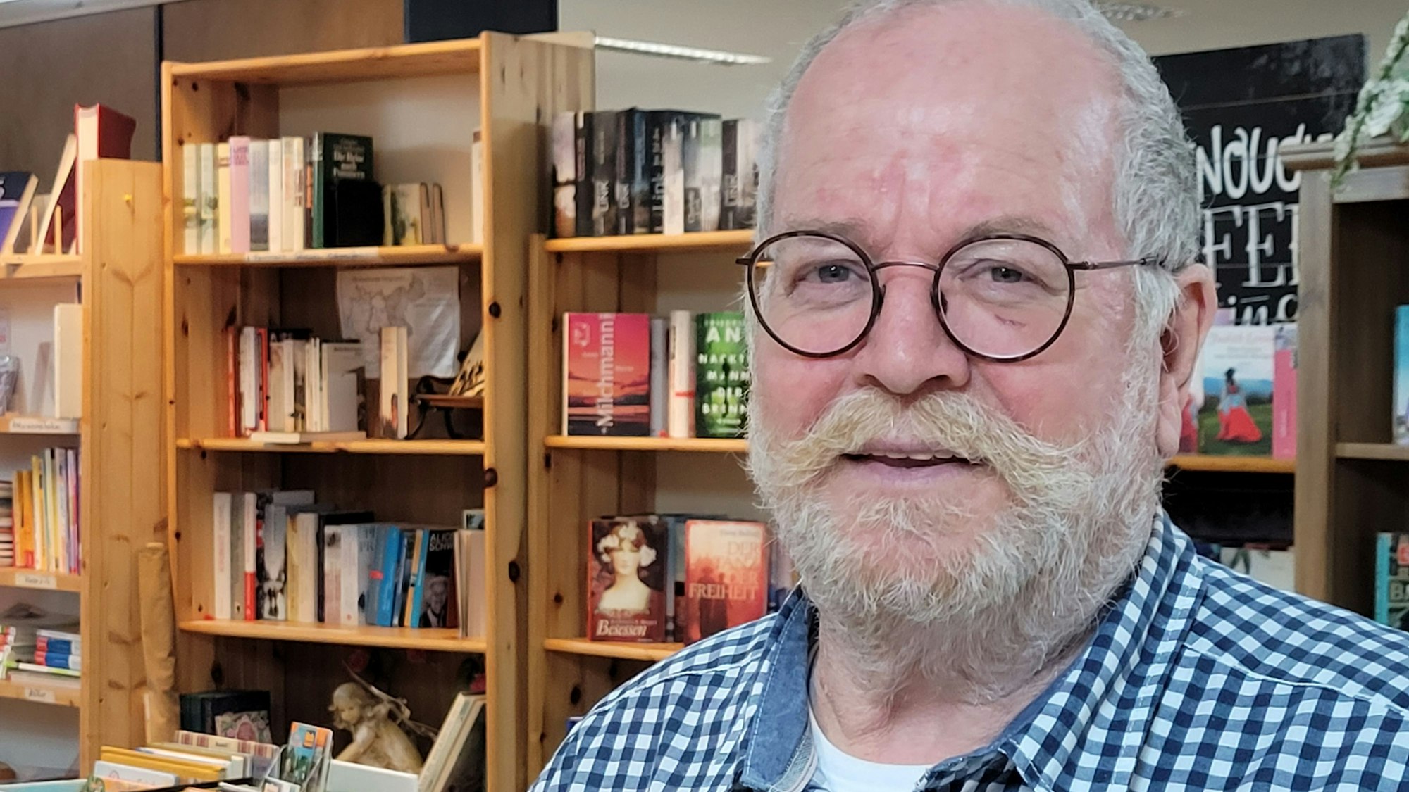 Frank-Peter Twilling leitet in Waldbröl das „Kaufhaus für Alle“, eine soziale Einrichtung der Evangelischen Kirchengemeinde in der Marktstadt. Im September vergangenen Jahres wurde er in seinem Büro angegriffen, hatte die Sache aber schnell im Griff. Unser Foto zeigt den 58-Jährigen im Kaufhaus.