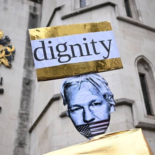 Demonstranten halten am 20. Februar ein Plakat mit dem Foto des Wikileaks-Gründers Julian Assange hoch.