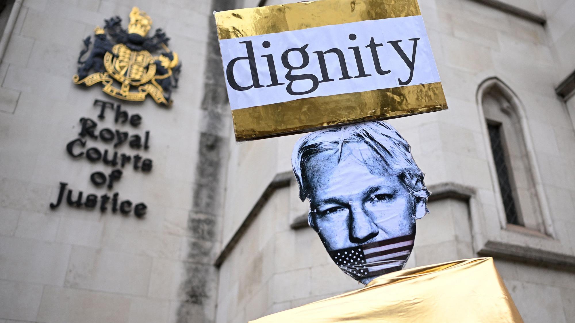 Demonstranten halten am 20. Februar ein Plakat mit dem Foto des Wikileaks-Gründers Julian Assange hoch.