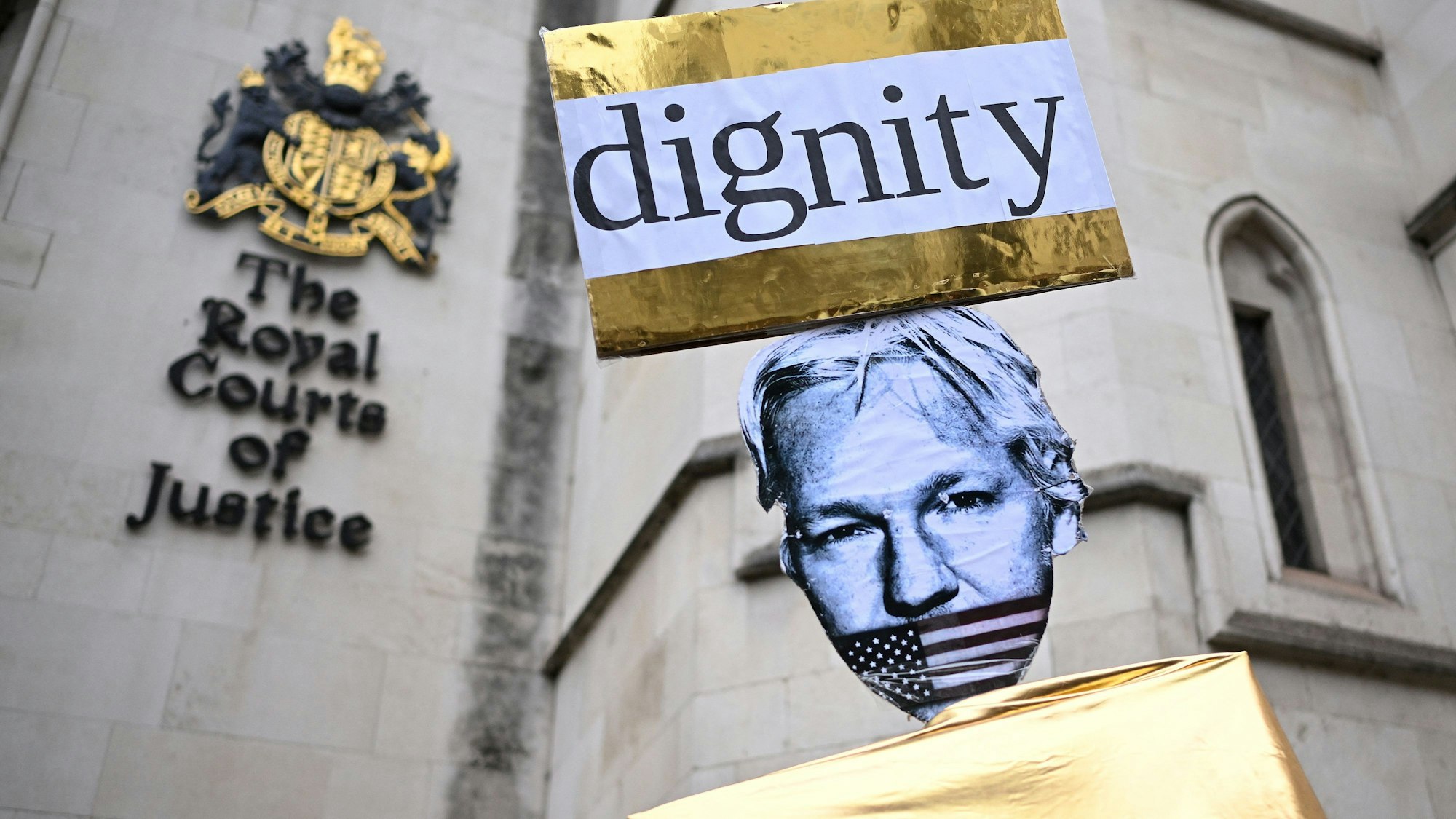 Demonstranten halten am 20. Februar ein Plakat mit dem Foto des Wikileaks-Gründers Julian Assange hoch.