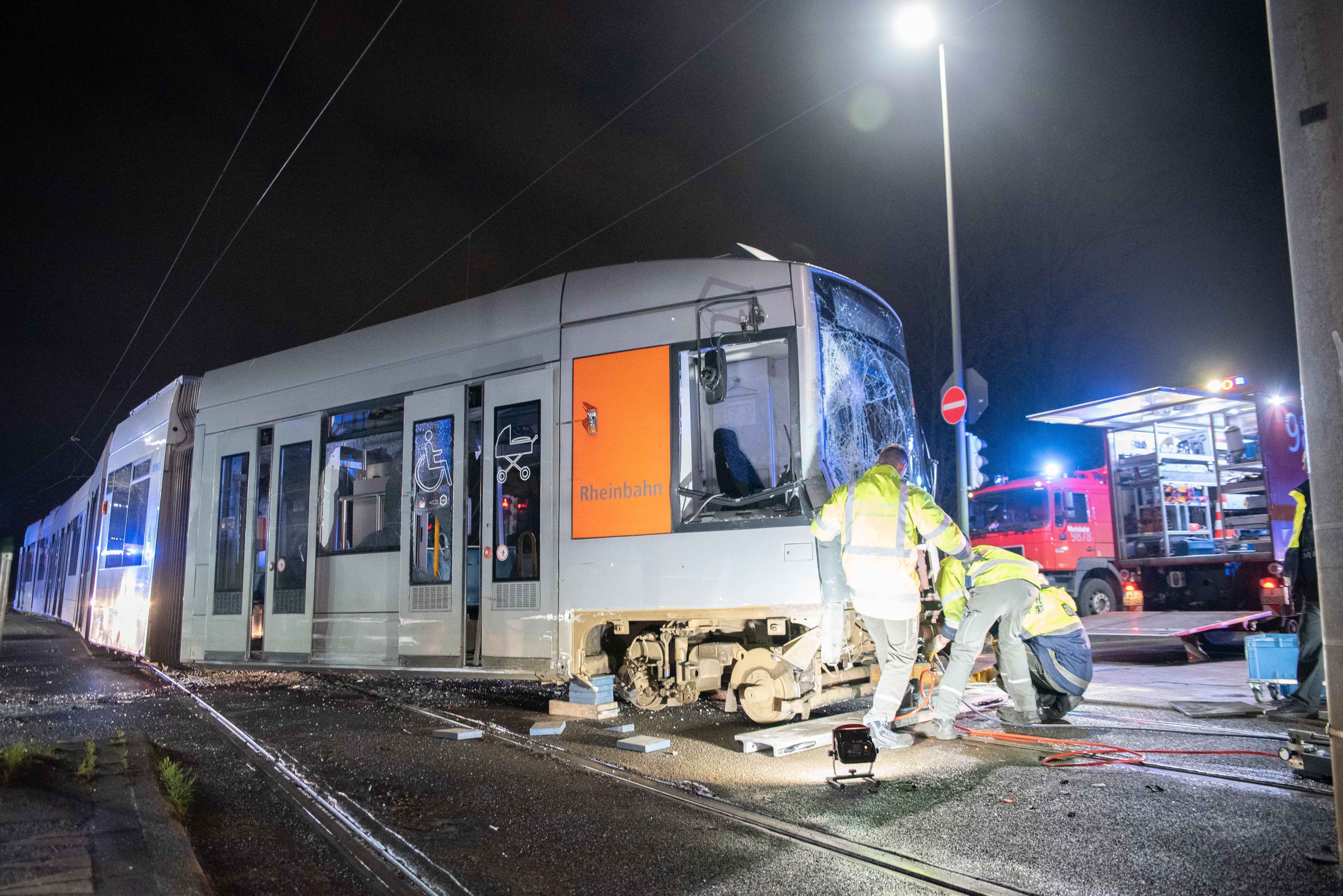 Eine verunfallte Straßenbahn ist aus den Gleisen gesprungen. Bei einem Zusammenstoß zwischen einem Lastwagen und einer Straßenbahn in Neuss sind zehn Menschen leicht verletzt worden.