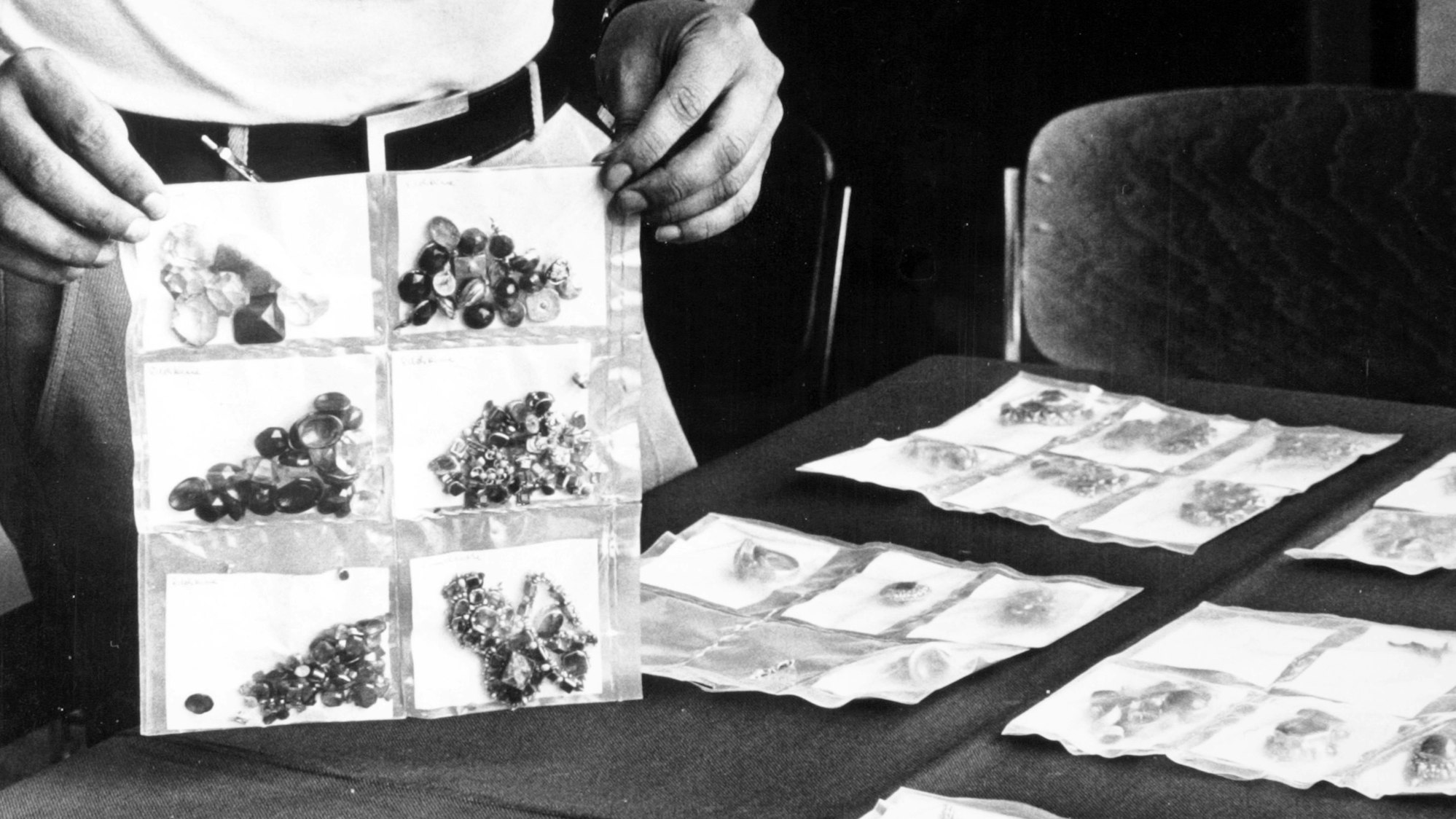 Ein Kommissar zeigt Teile der Beute, die nach dem Domschatzraub sichergestellt wurden.