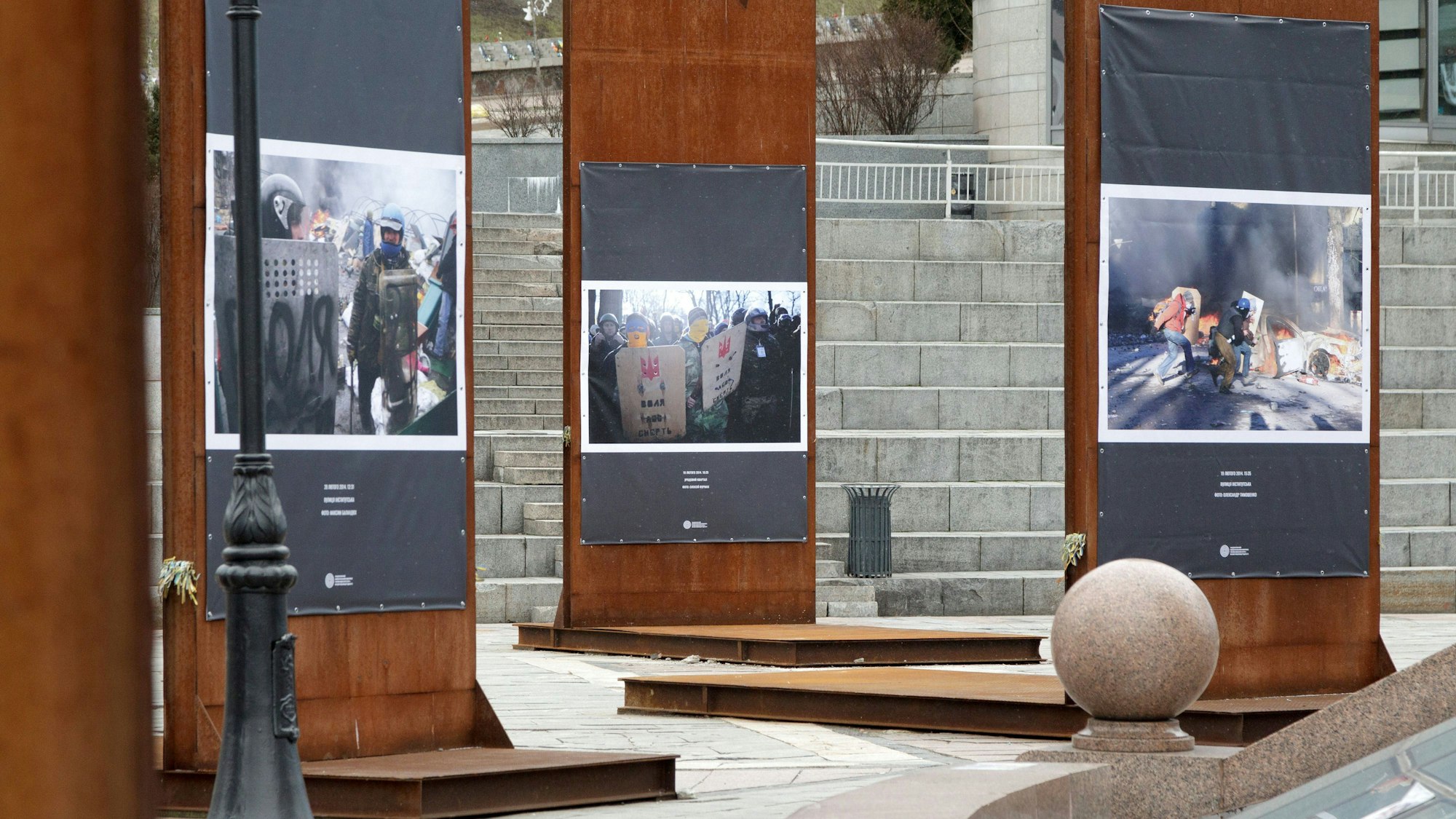 Die Ausstellung „So begann der Krieg“ auf dem Maidan Nezalezhnosti zeigt Fotos, die während der Ereignisse aufgenommen wurden, die vom 18. bis 20. Februar 2014 in Kiew, der Hauptstadt der Ukraine, stattfanden.