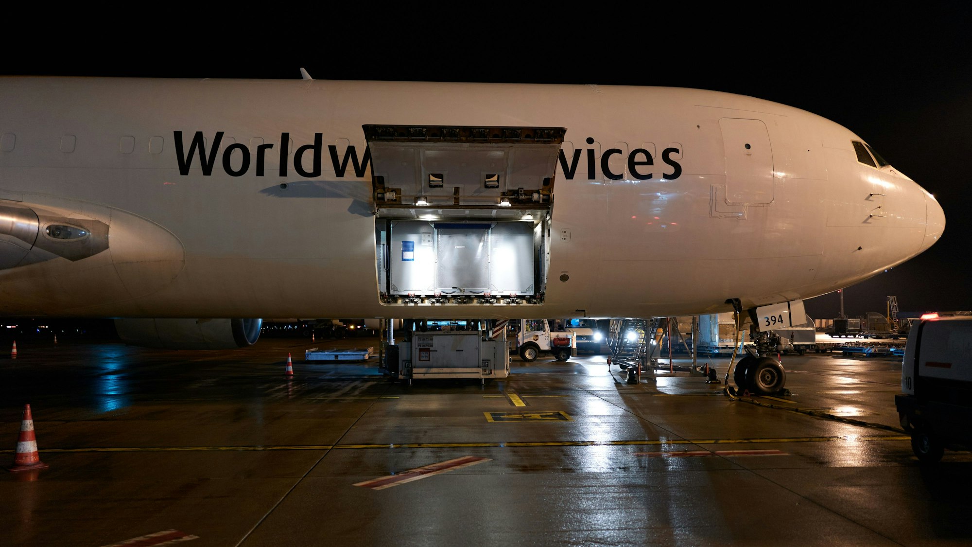 Die offene Ladeluke einer Frachtmaschine am Flughafen Köln/Bonn.