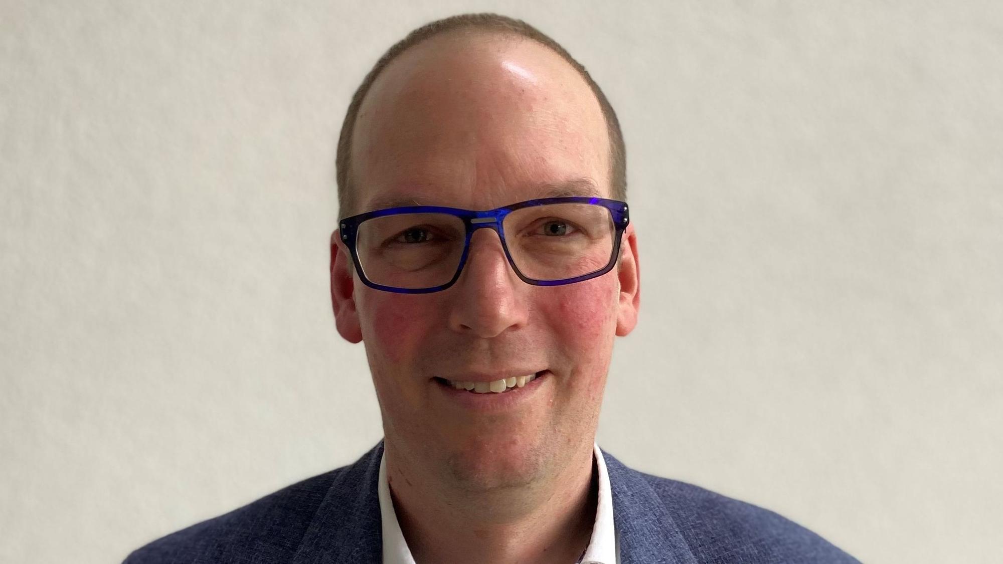 Auf dem Bild ist der Schulleiter des Gymnasiums, Björn Küper, zu sehen.