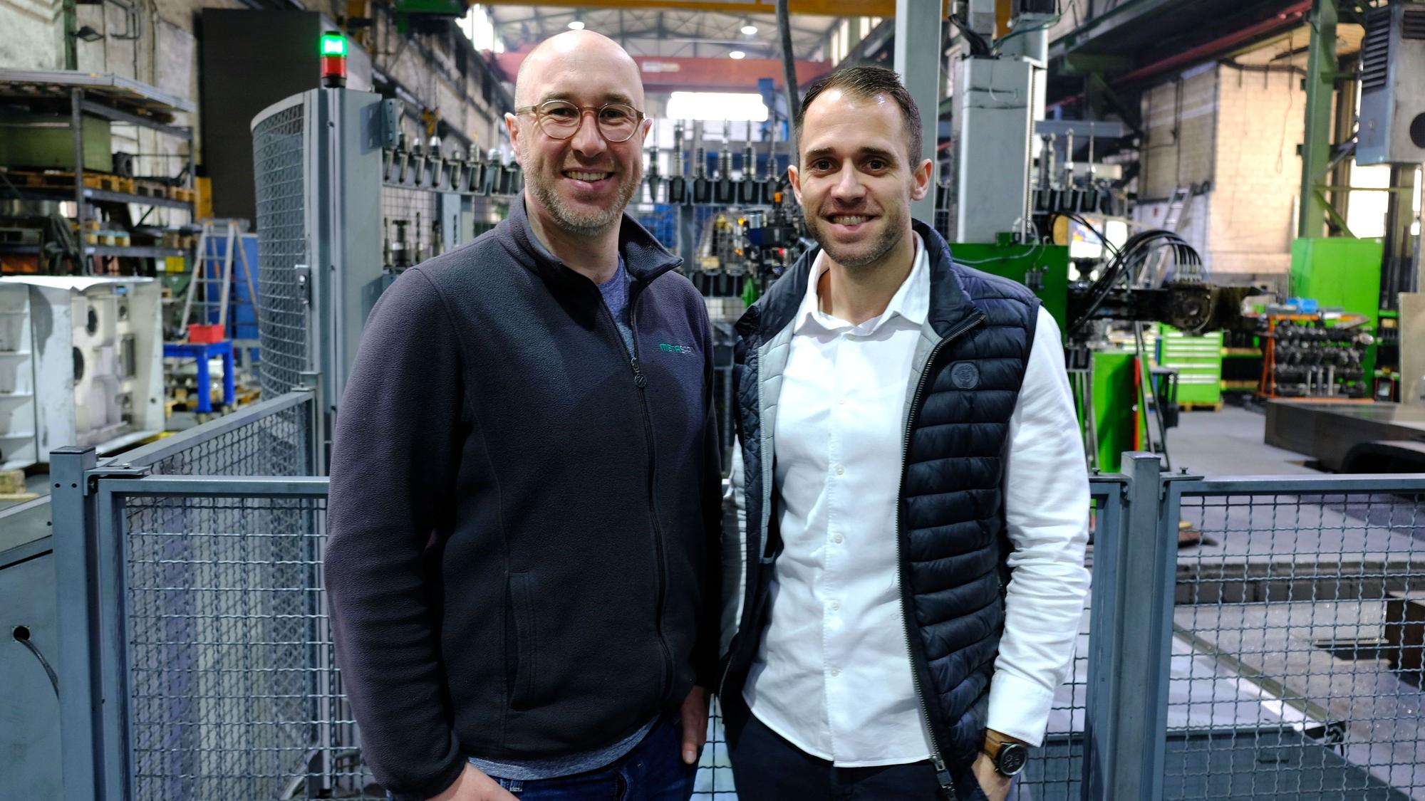 Die Brüder Daniel (l.) und Manuel Jansen stehen in einer alten Werkshalle in Vussem.