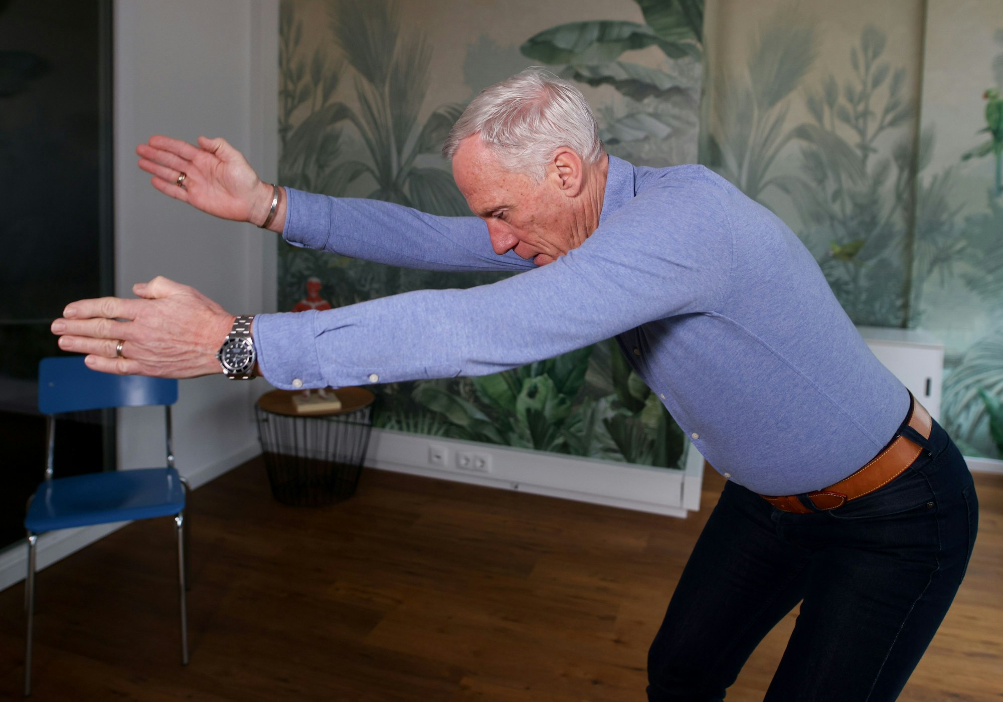 Ingo Froböse zeigt die Übung Hacken.
