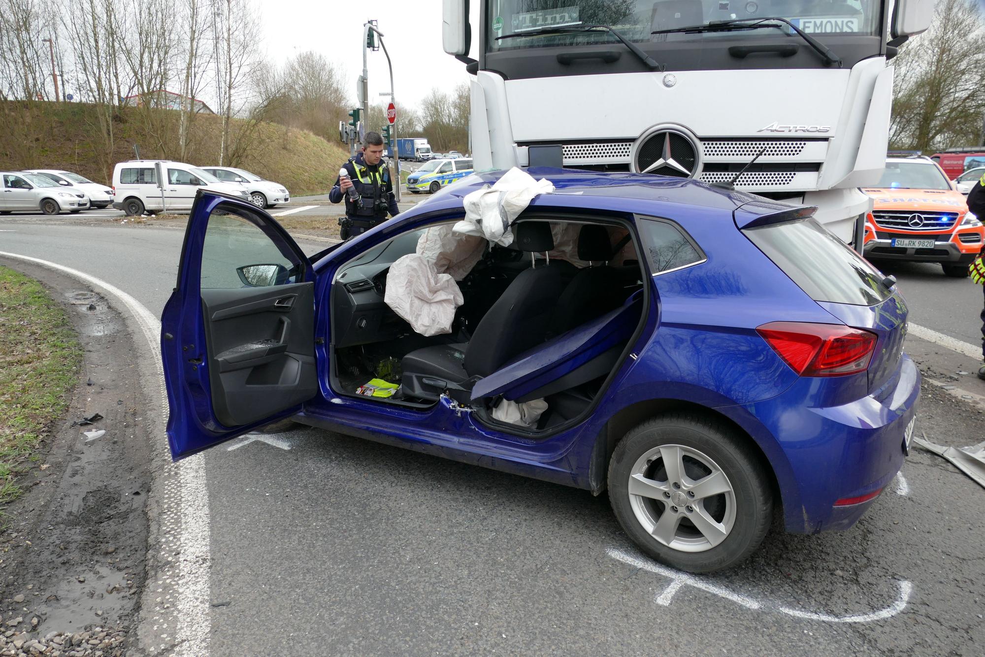 Dem Auto fehlt die Hintertür und die mittlere Säule.