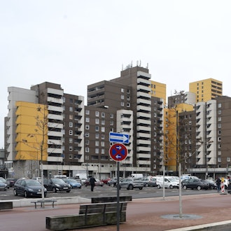 Zu sehen sind mehrere Hochhäuser in einer Reihe.