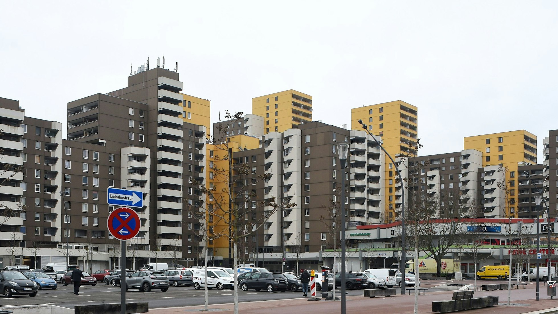 Zu sehen sind mehrere Hochhäuser in einer Reihe.