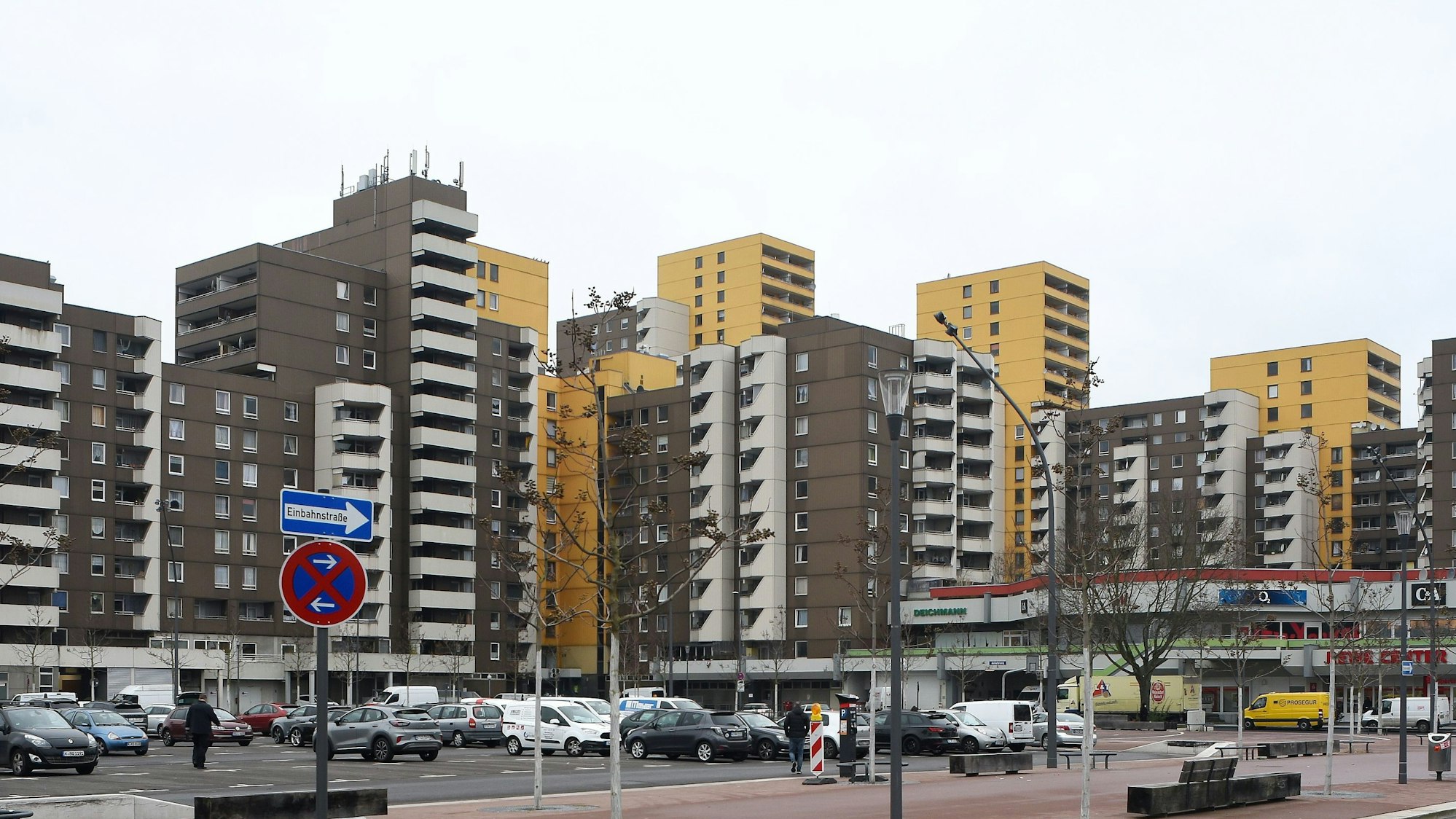 Zu sehen sind mehrere Hochhäuser in einer Reihe.