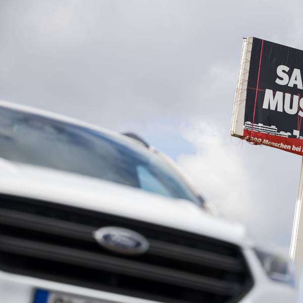 Ein Ford Kuga steht vor einem großen Schild, auf dem für die Bedeutung des Ford Werks in Saarlouis geworben wird. Bei einer Betriebsversammlung hofft die Belegschaft mehr über die Zukunft des Werkes zu erfahren.