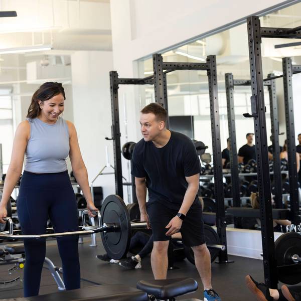 Frauen beim Krafttraining im Fitnessstudio. Laut einer Studie müssen Frauen deutlich weniger Sport treiben, um den gleichen gesundheitlichen Nutzen zu erzielen. (Symbolbild)