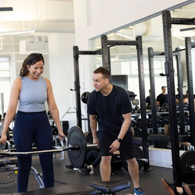 Frauen beim Krafttraining im Fitnessstudio. Laut einer Studie müssen Frauen deutlich weniger Sport treiben, um den gleichen gesundheitlichen Nutzen zu erzielen. (Symbolbild)