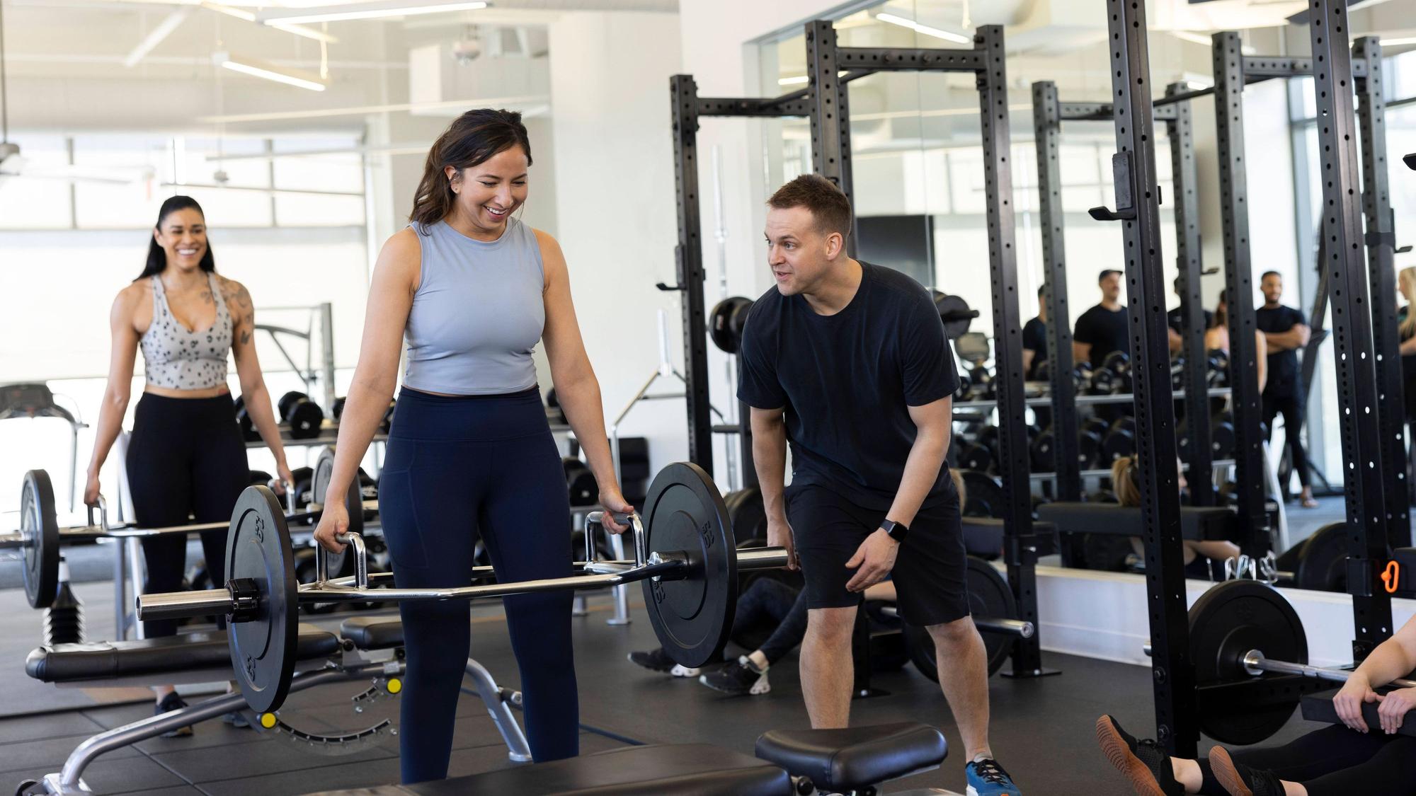 Frauen beim Krafttraining im Fitnessstudio. Laut einer Studie müssen Frauen deutlich weniger Sport treiben, um den gleichen gesundheitlichen Nutzen zu erzielen. (Symbolbild)
