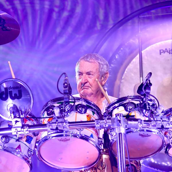 Nick Mason sitzt hinterm Schlagzeug auf der Bühne.