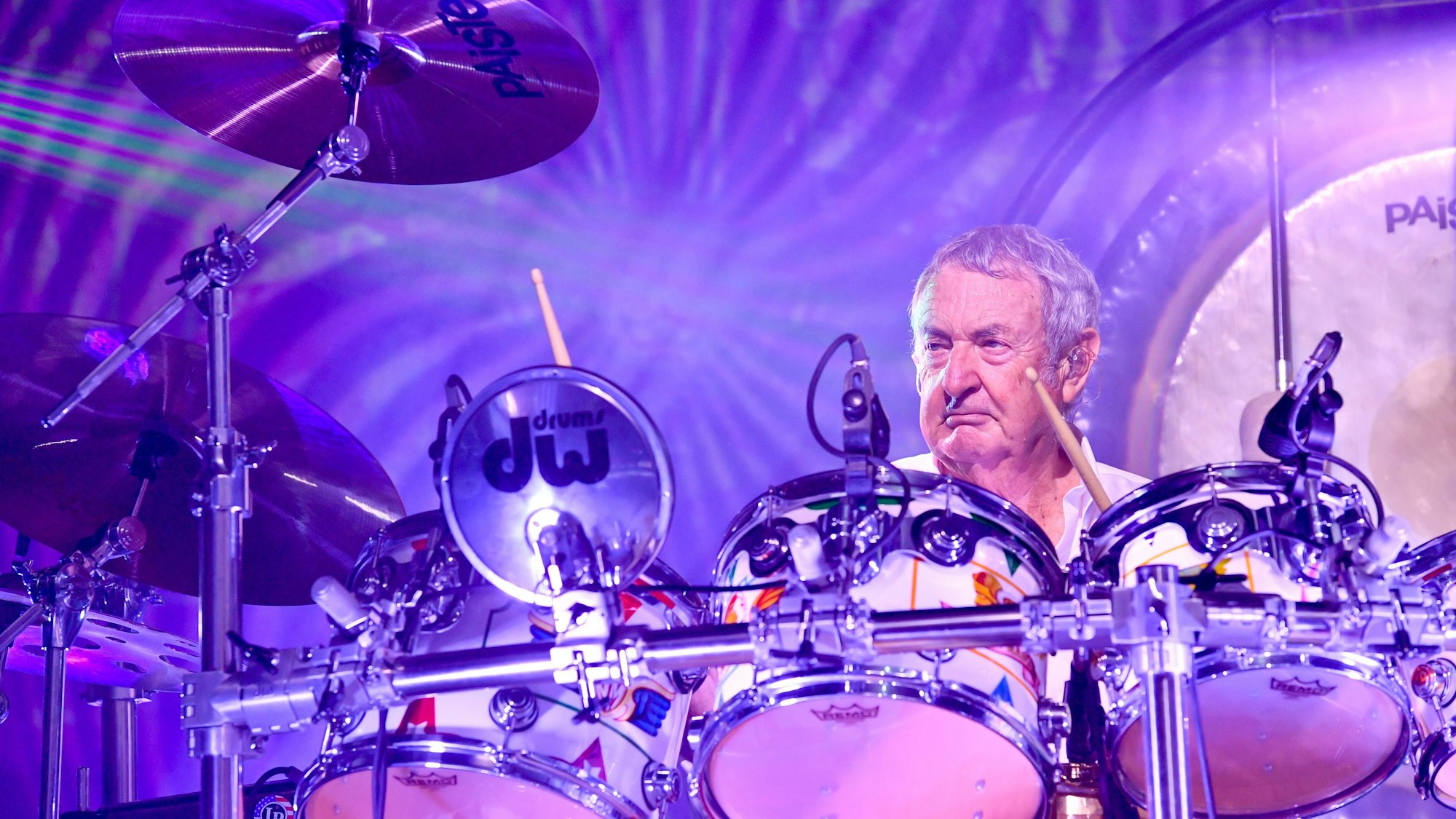 Nick Mason sitzt hinterm Schlagzeug auf der Bühne.