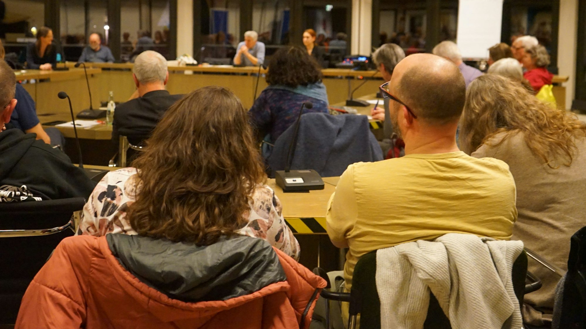 Auf dem Foto sind Teilnehmer einer Veranstaltung zu sehen, bei der in Kerpen ein Bündnis für Toleranz, Zusammenhalt und wehrhafte Demokratie gegründet worden ist.