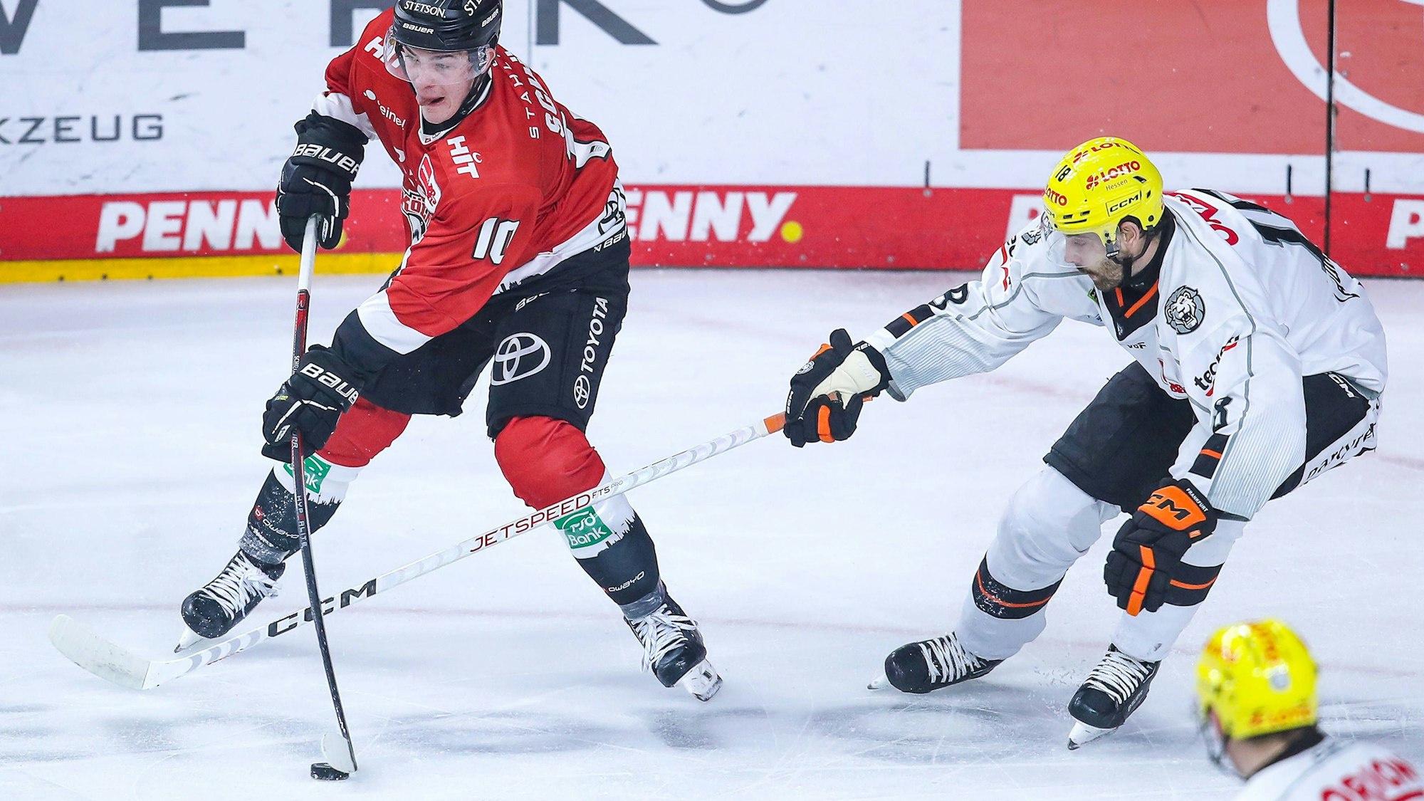 Zwei Eishockey-Spieler im Duell (Archivbild)