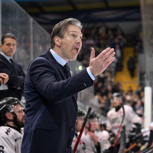 Haie-Trainer Uwe Krupp ist unzufrieden im Spiel bei Red Bull München.
