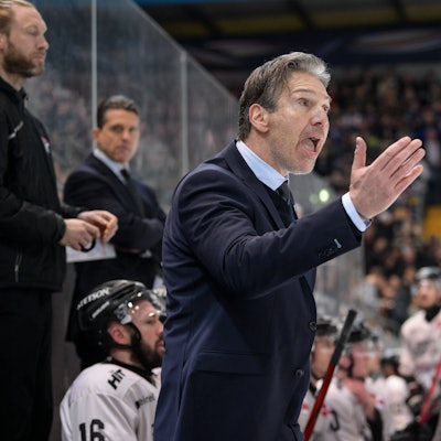 Haie-Trainer Uwe Krupp ist unzufrieden im Spiel bei Red Bull München.