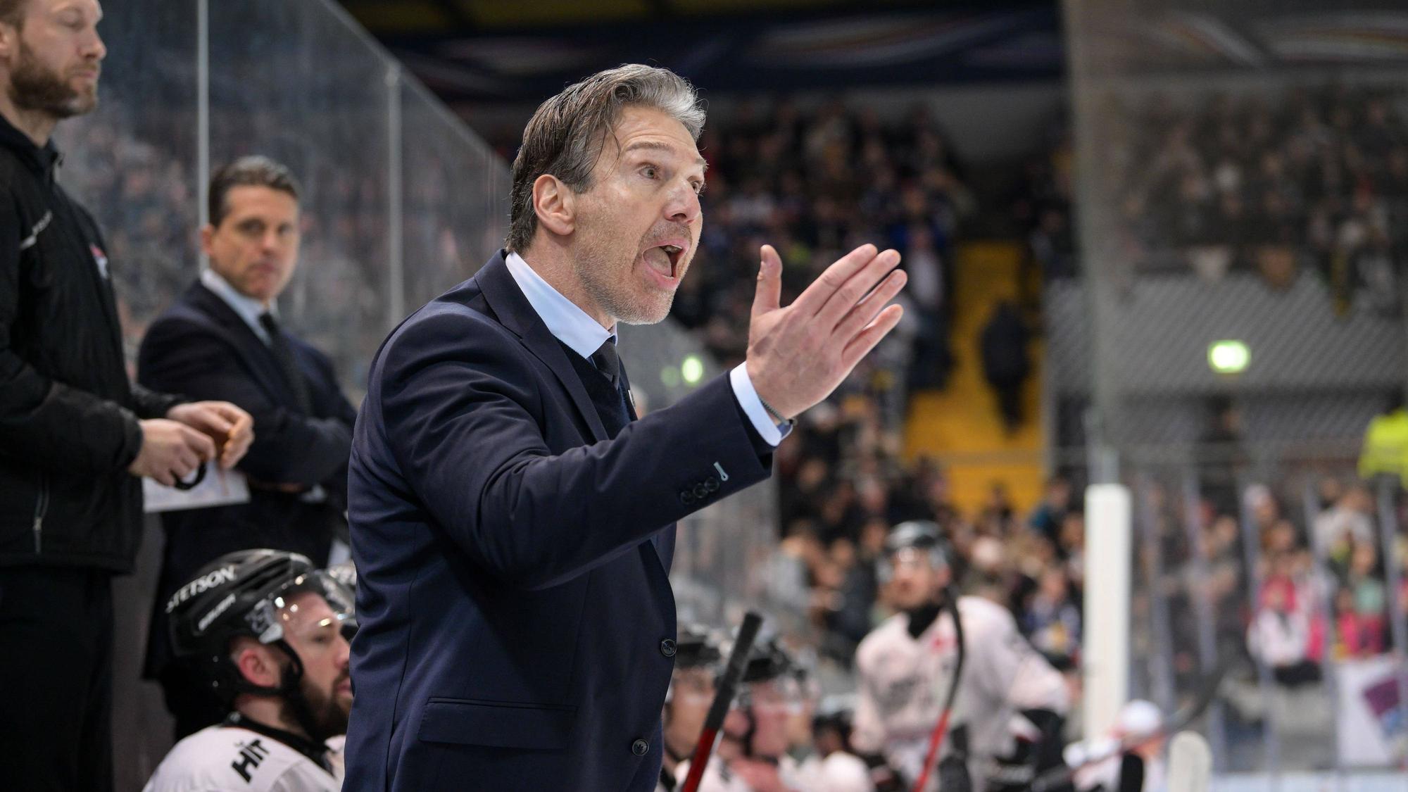 Haie-Trainer Uwe Krupp ist unzufrieden im Spiel bei Red Bull München.