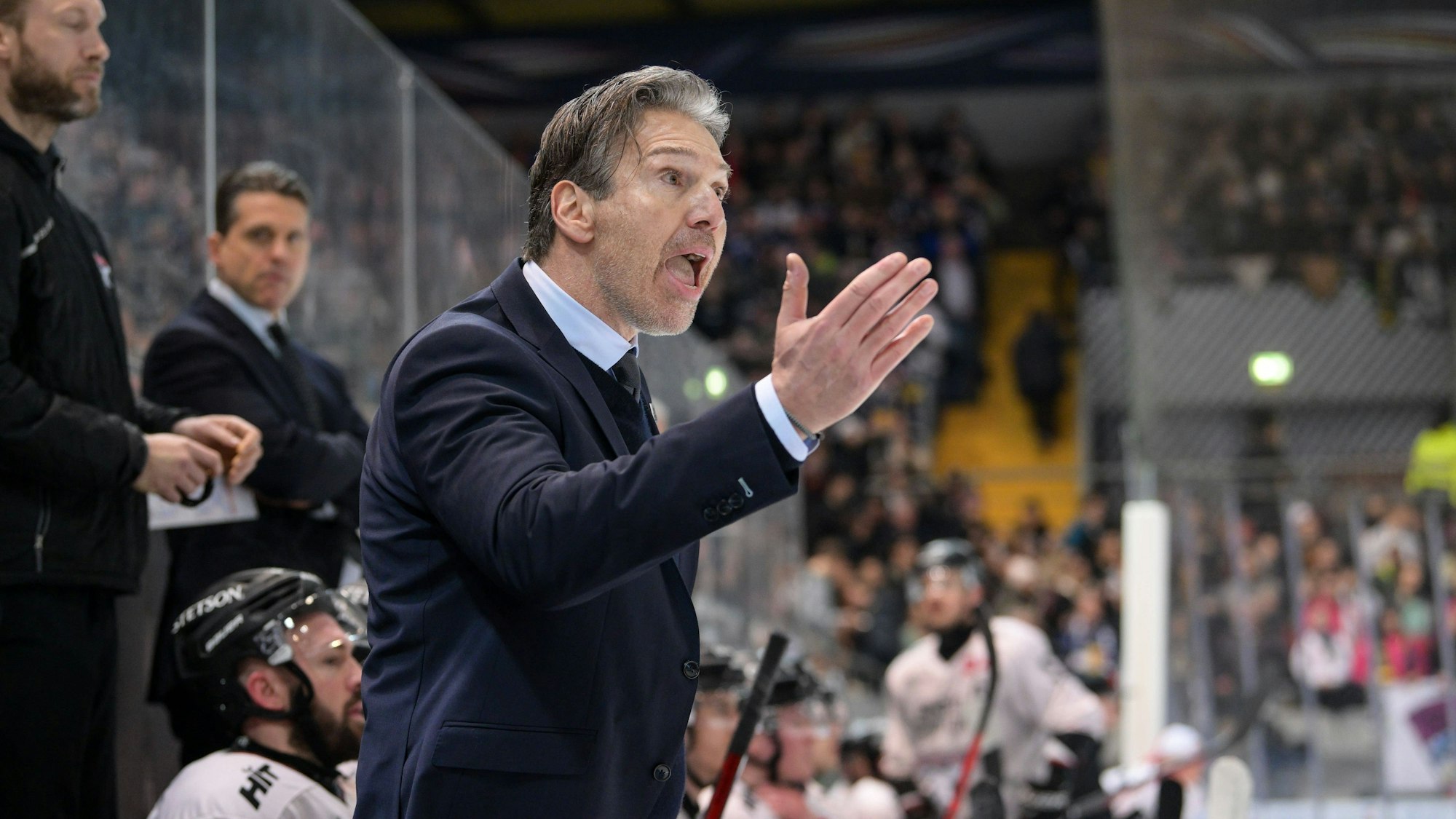 Haie-Trainer Uwe Krupp ist unzufrieden im Spiel bei Red Bull München.