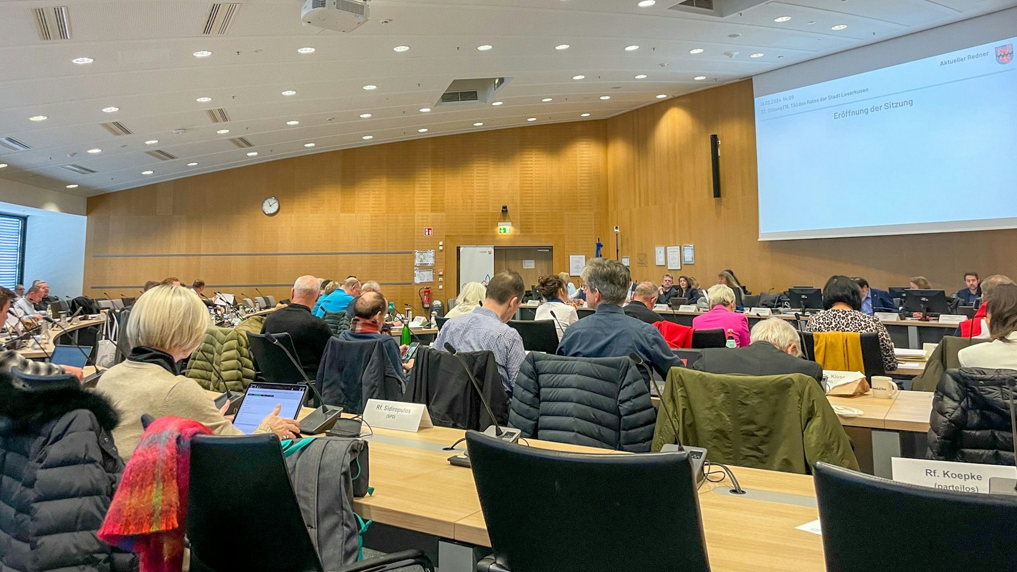 Sitzungen von Rat, Ausschüssen und Bezirksvertretungen in Leverkusen dauern häufig mehrere Stunden. (Archivfoto)