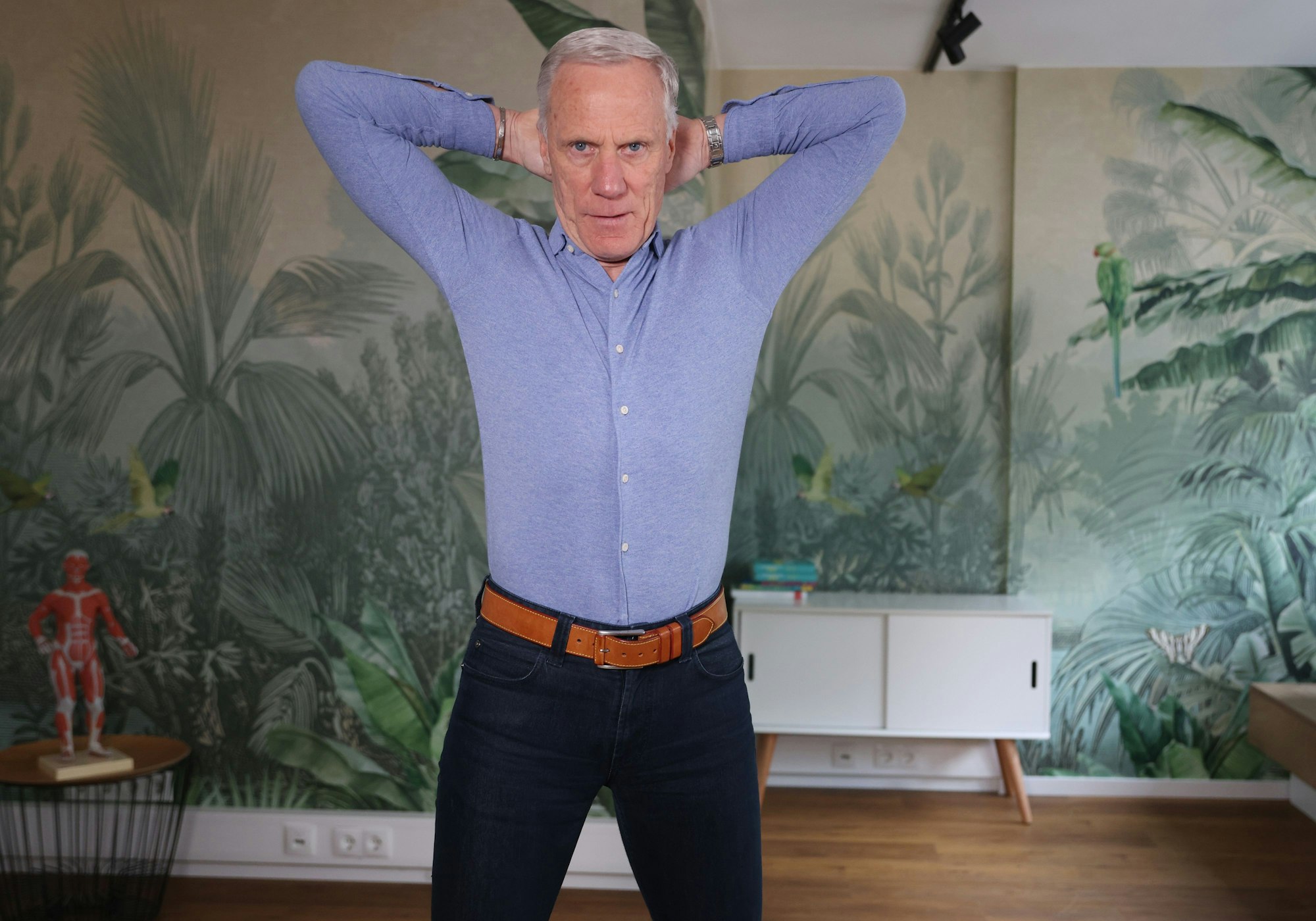 Ingo Froböse zeigt die Übung Brustöffner.