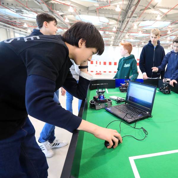 Am Laptop programieren die Schüler die Roboter.