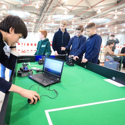 Am Laptop programieren die Schüler die Roboter.