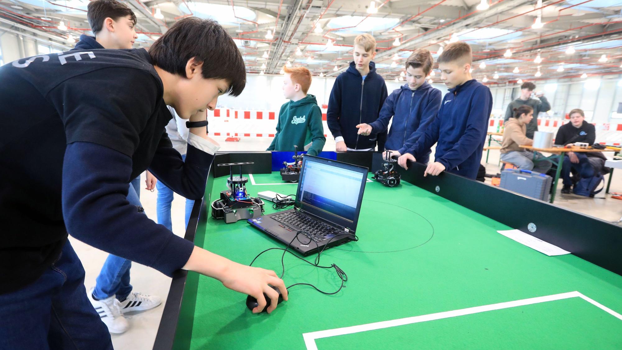 Am Laptop programieren die Schüler die Roboter.