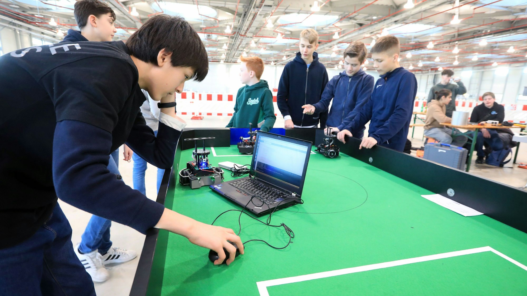 Am Laptop programieren die Schüler die Roboter.