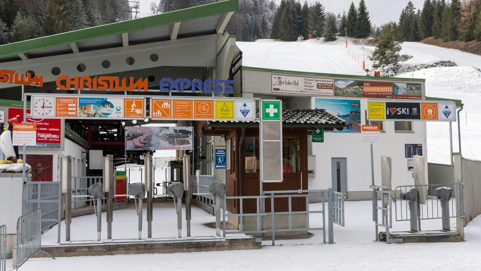 Der Kassenbereich und der Eingang zu einem Sessellift im Skigebiet Christlum sind leer.