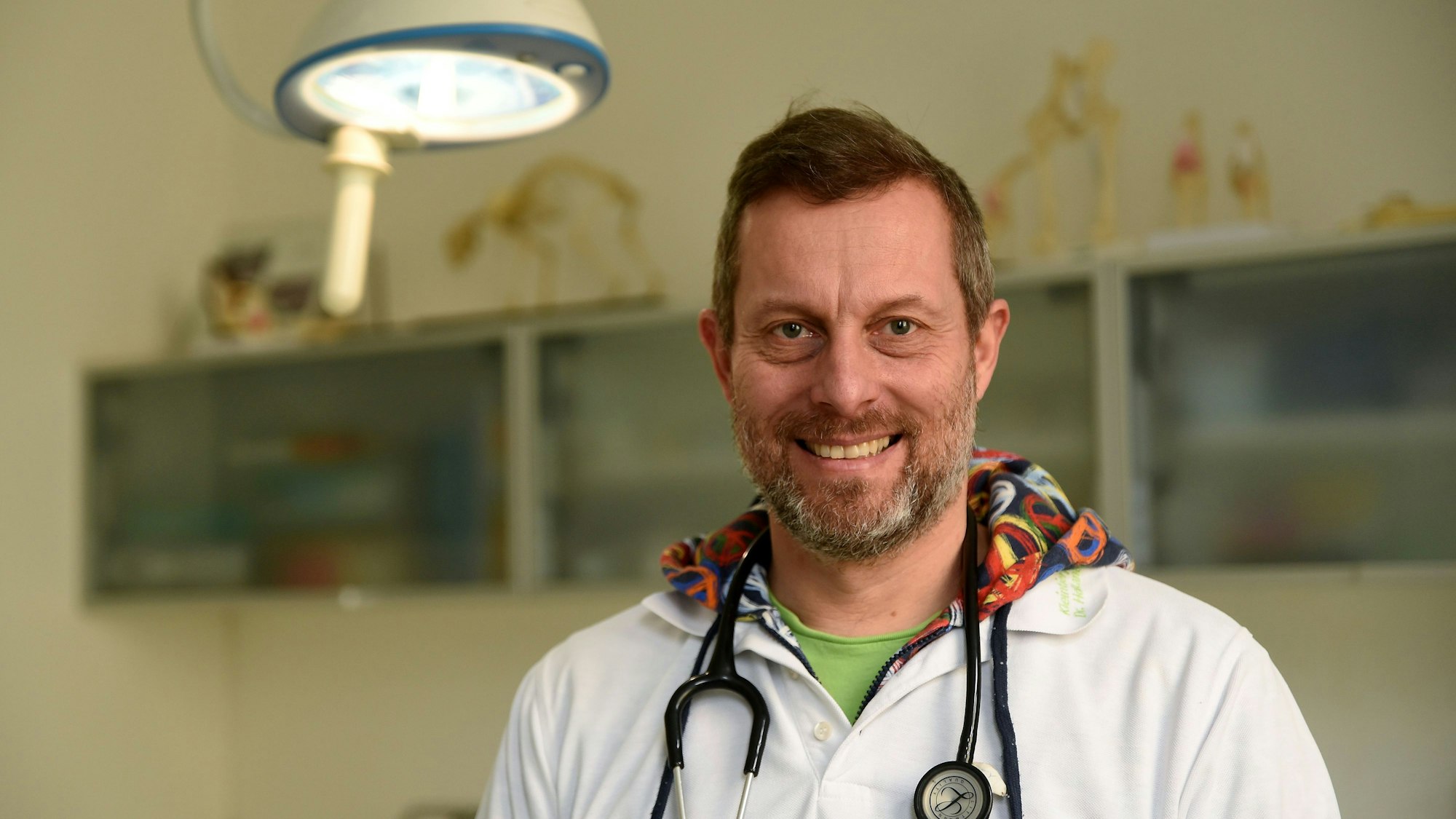 Grünen-Ratsmitglied Ralf Unna in seiner Tierarztpraxis.