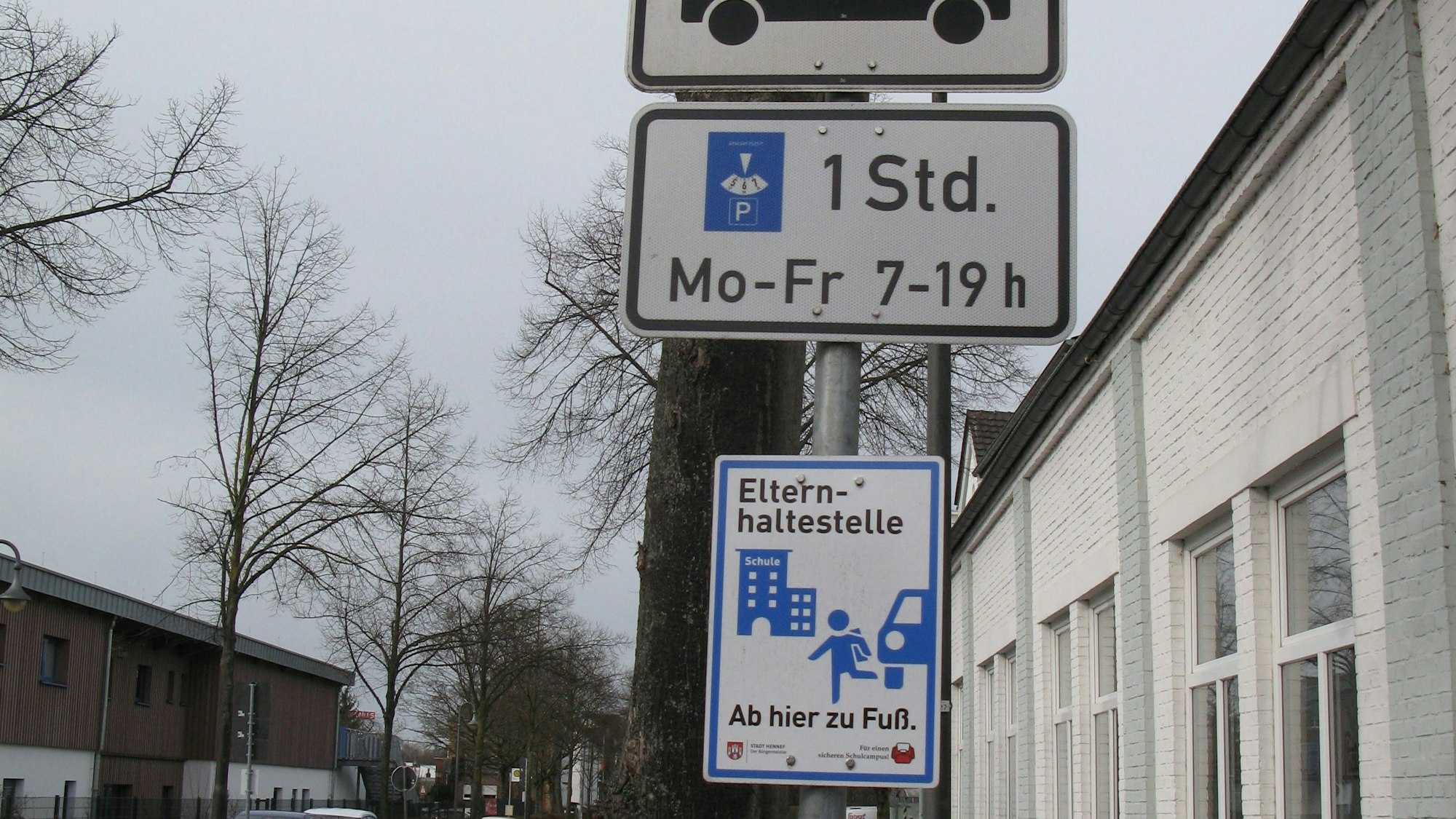 In Hennef hat die Stadt an der Frankfurter Straße vormalige Dauerparkplätze für die Stopps im Schüler-Hol- und Bringverkehr ausgewiesen.